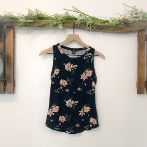 🌺🌸Rue 21 Super Soft floral tank🌸🌺
